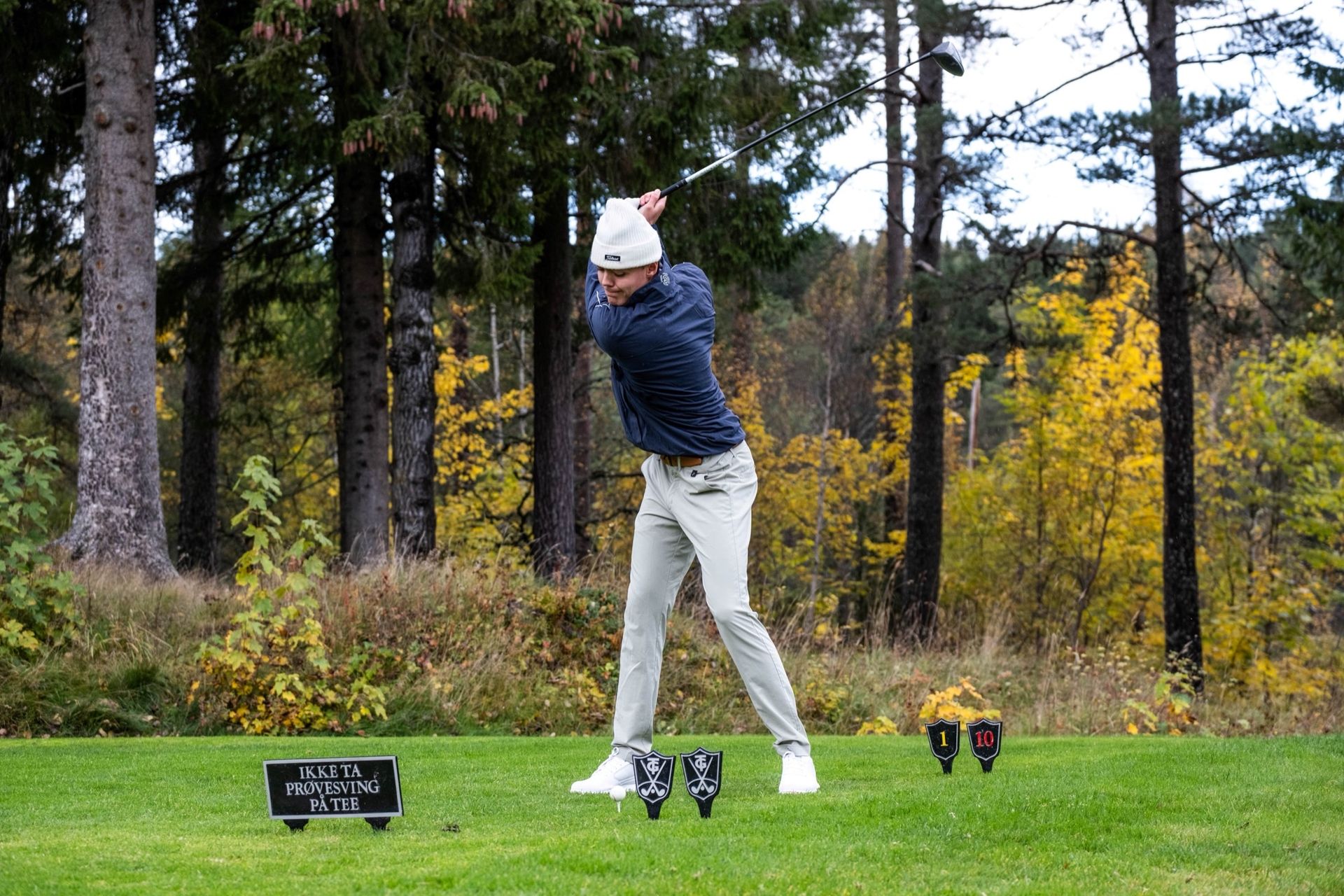Golfspiller slår ut fra utslagsstedet