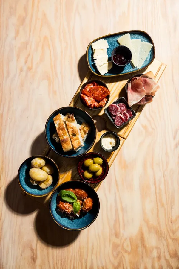 Tapasbrett med bakst, oliven, spekemat og dip fra Don Fredo